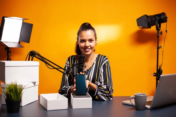 Vrouw opnamen weggeven — Stockfoto