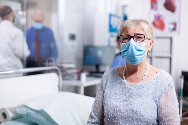 Elderly sick patient with face mask — Stock Photo, Image