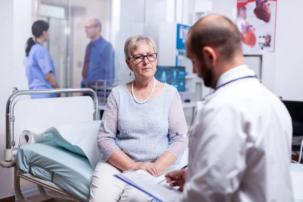 Seniorin beantwortet Arztfragen — Stockfoto