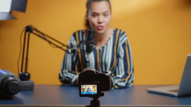 Sosyal medya yıldızı yeni bir podcast bölümü kaydederken kameraya seçici odaklanma