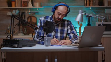 Blogcu konuşmasına yakınlaştırılıyor