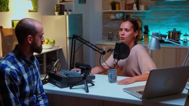 Podcast sunucusu ve misafir kaydı