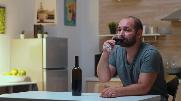 Yalnız koca bir bardak şarap içiyor. — Stok fotoğraf