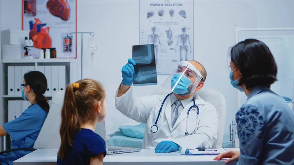 Operatore medico che spiega la radiografia — Foto Stock