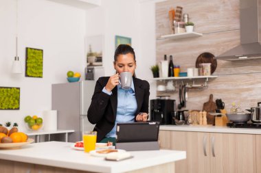 Sabahları kahvenin tadını çıkarıyorum.