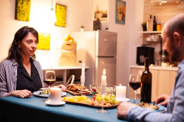 İlişki yıldönümü yemek odasında.