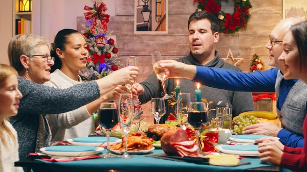 Familie unterschiedlichen Alters klimpert mit Champagner — Stockfoto