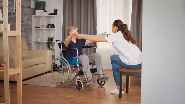 Rehabilitación para anciana en silla de ruedas — Foto de Stock