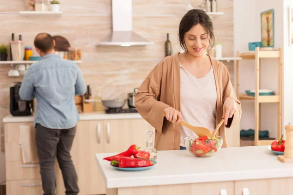 Mujer mezclando ensalada de verduras —  Fotos de Stock