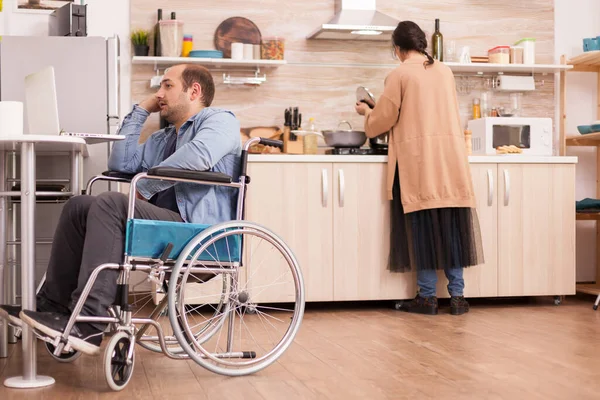 坐轮椅的残疾人 — 图库照片