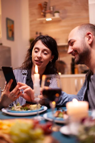 Foto 's weergeven op smartphone — Stockfoto