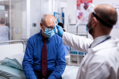 Yaşlı adam sıcaklığına bakıyorum.