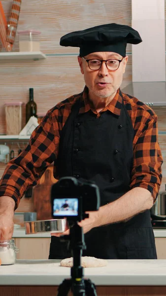 Anciano filmando cocina vlog —  Fotos de Stock