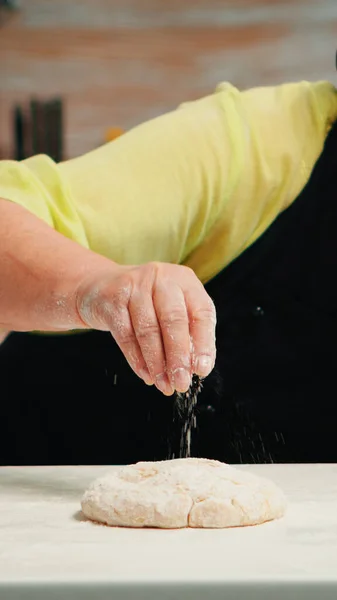 Kobieta zajmuje się przygotowaniem ciasta — Zdjęcie stockowe