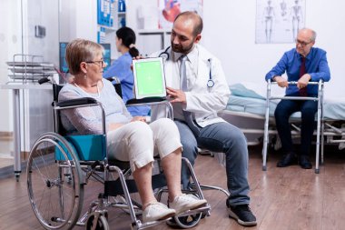 Tablet bilgisayarını tutan tıbbi uygulama