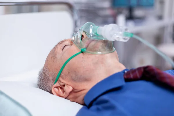 Alte männliche Patientin wischt Sauerstoffmaske — Stockfoto