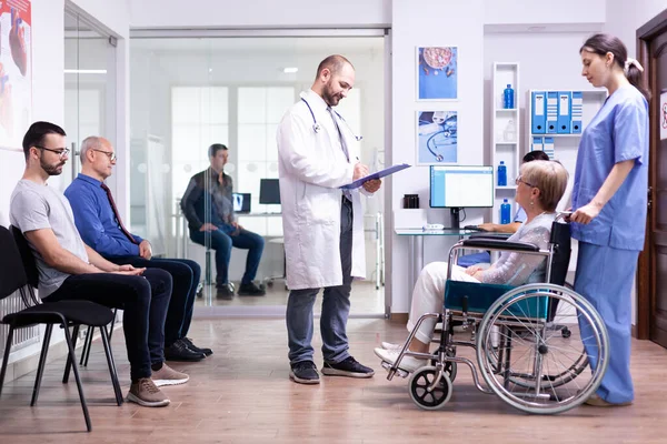 Controllo medico diagnosi della donna anziana disabile — Foto Stock