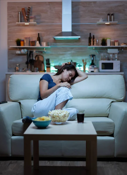 Dormir devant la télévision — Photo