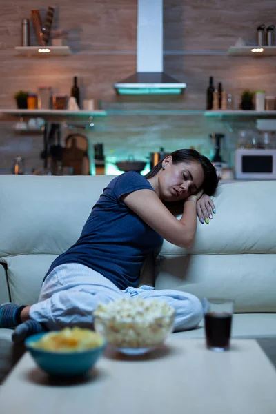 Dormir en el sofá en la sala de estar — Foto de Stock