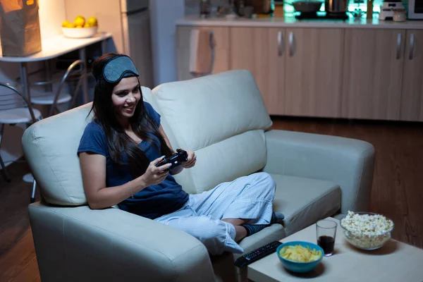 Kanepede oturan ve video oyunları oynayan bir kadın. — Stok fotoğraf