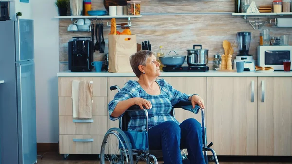 Ritratto di donna anziana disabile — Foto Stock