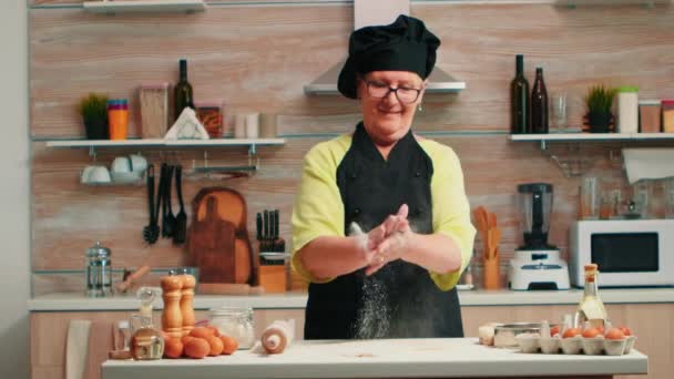 Baker bertepuk tangan dengan tepung di atas meja — Stok Video