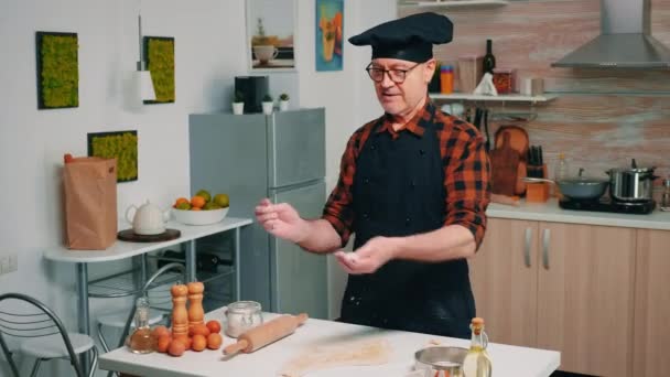 Baker vomitando farinha — Vídeo de Stock