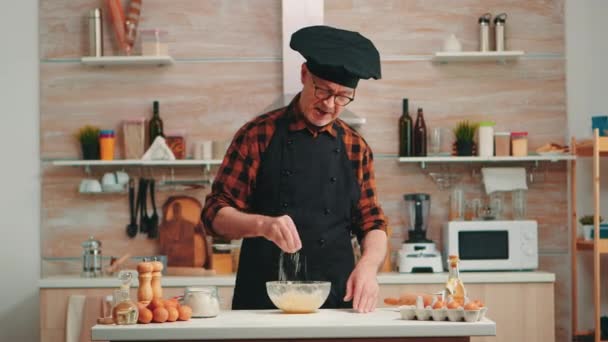 Kaukasischer Bäcker verwendet Mehl — Stockvideo