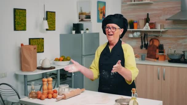 Idős pék élvezi a liszttel való főzést — Stock videók