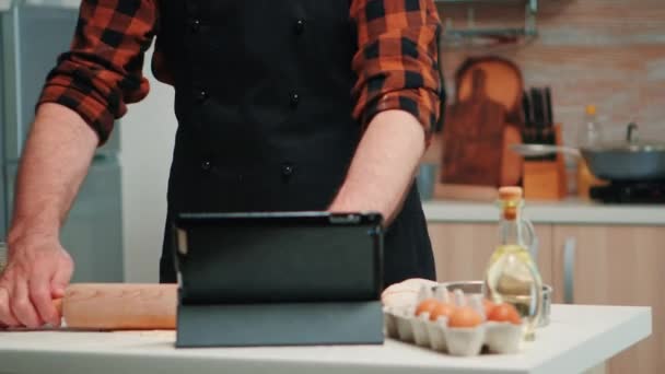 Baker met behulp van tablet koken home cakes — Stockvideo