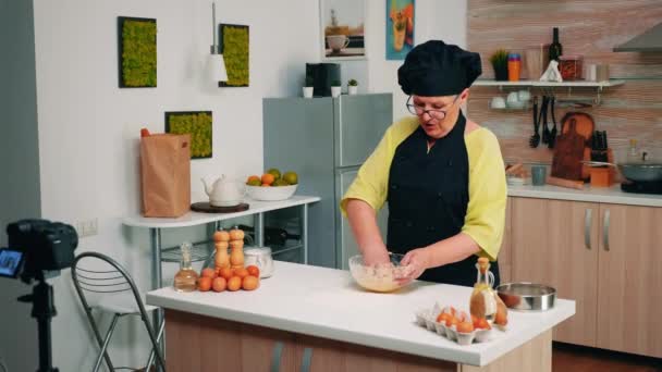 Yaşlılar yemek blogcusu canlı yayında — Stok video