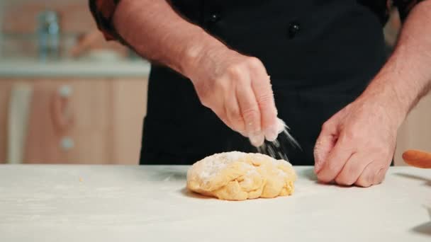 Homme caucasien façonnant un pain pain — Video