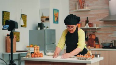 Kadın fırıncı tarif sunar.