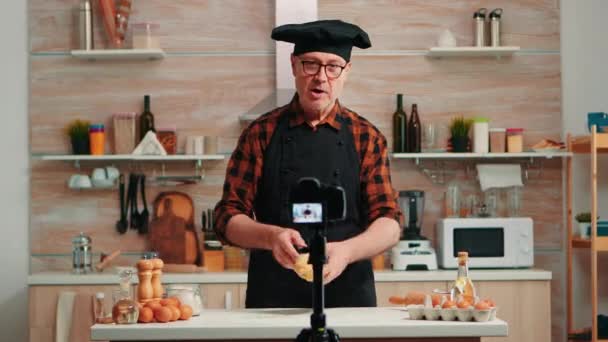 Kıdemli adam mutfak günlüğü için içerik oluşturuyor — Stok video