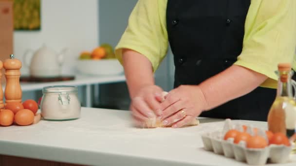 Manos de mujer amasando masa en la mesa — Vídeos de Stock