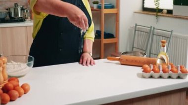 Elle süzme unu kapat.