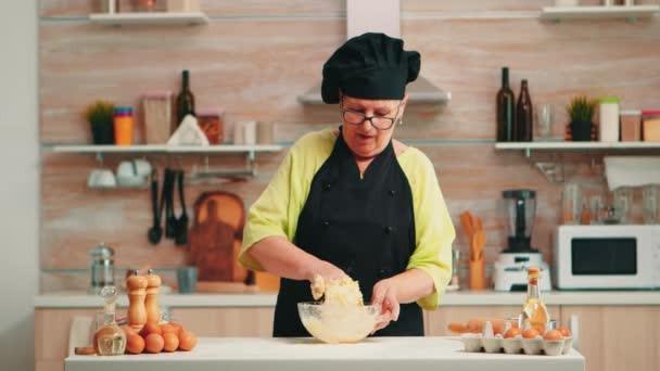 Starsza pani nosi chef bonete — Wideo stockowe