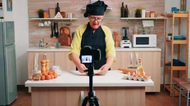 Yemek pişirme hakkında sosyal medya videosu yapmak — Stok video