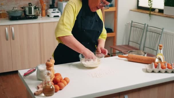 Chef mãos com farinha em processo de preparação para assar — Vídeo de Stock