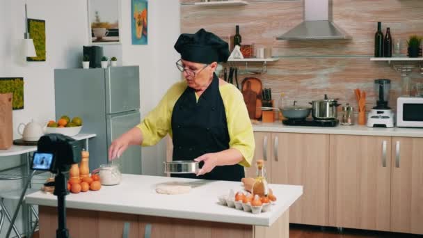 Запис відео в прямому ефірі для кулінарного блогу — стокове відео
