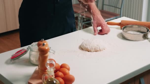 Pék liszt öntése tésztára kenyérért — Stock videók