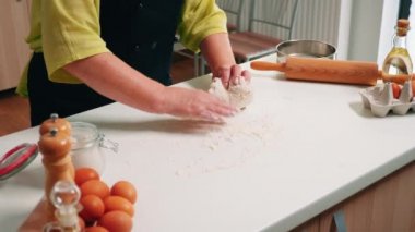 Hamur işini hazırlayan yaşlı kadın.
