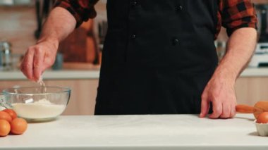 Yaşlı adam yemek hazırlıyor.