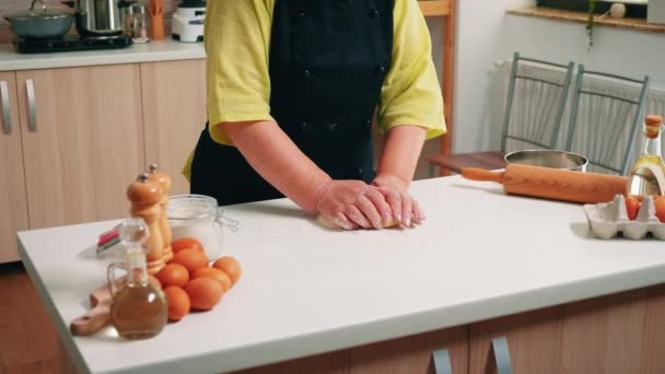 Žena hnětla těsto na stole — Stock video