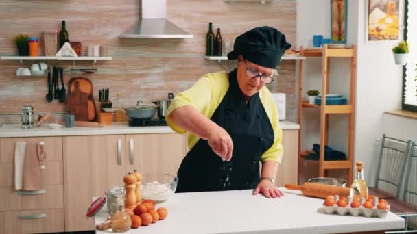 Peneirando farinha na mesa de madeira — Vídeo de Stock