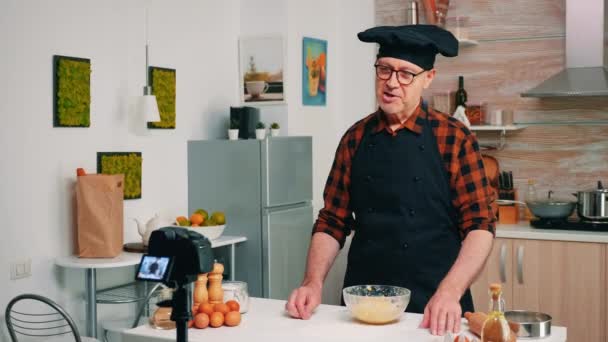 Vlog kaydedicisi aşçılıkla ilgili yayın — Stok video