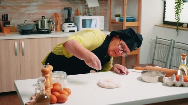Зафарбоване тісто для піци на дерев'яному столі — стокове відео