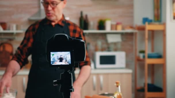 Человек транслирует живой кулинарный подкаст — стоковое видео