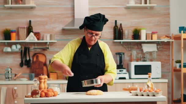 Woman baker using flour sieve — Stock Video