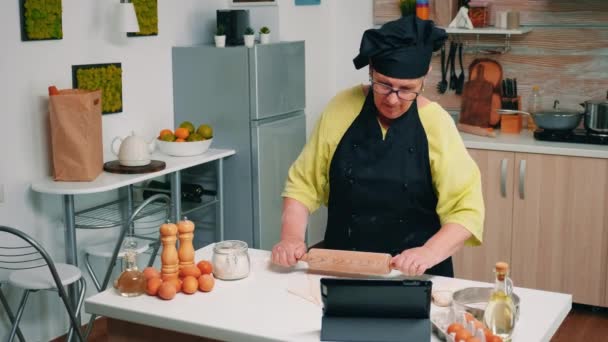 Участие в кулинарном мастер-классе на ноутбуке — стоковое видео